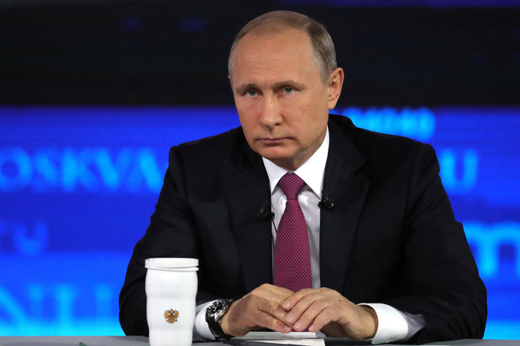 Владимир Путин во время прямой линии в 2017 году