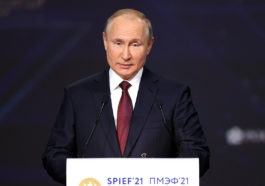 Владимир Путин во время выступления на ПМЭФ 2021
