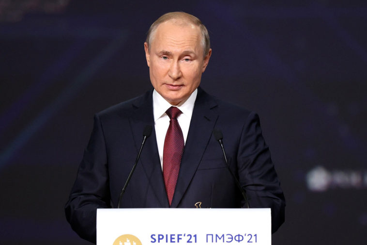 Владимир Путин во время выступления на ПМЭФ 2021