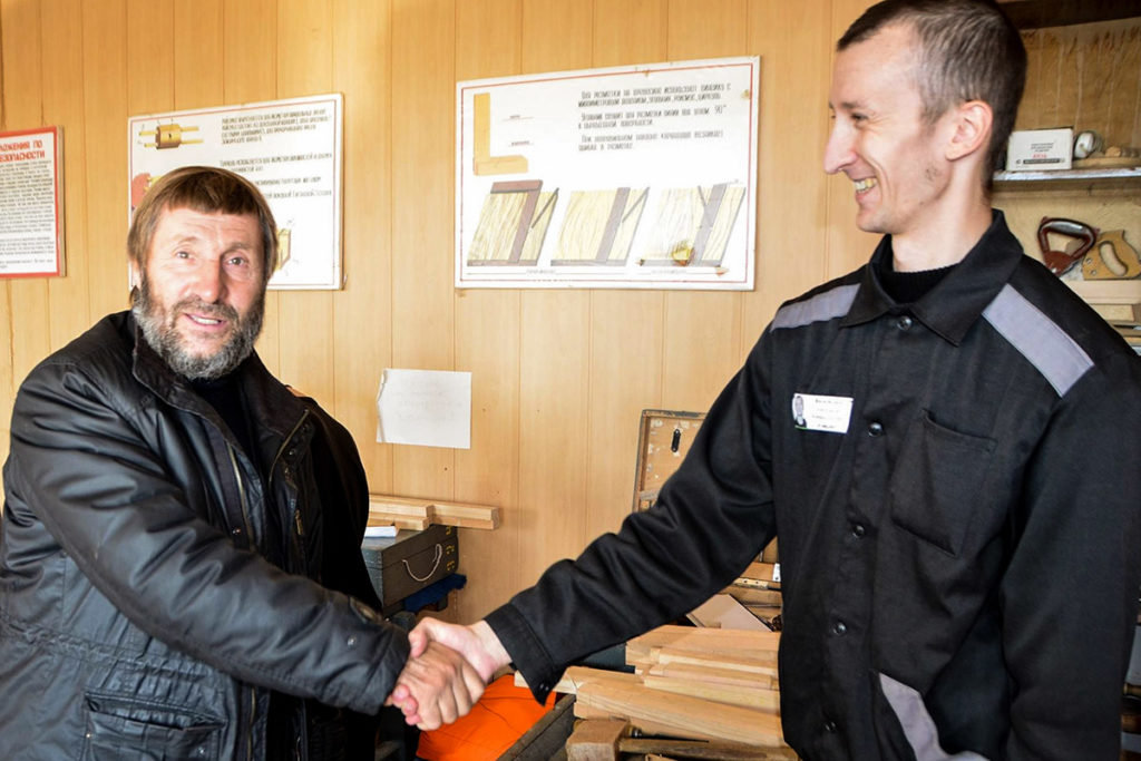 Николай Щур пожимает руку осужденному