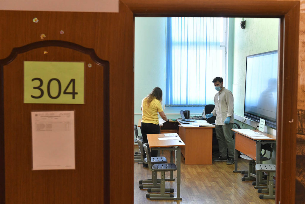Руководитель Рособрнадзора посетил московскую школу №1500 в день начала ЕГЭ по русскому языку