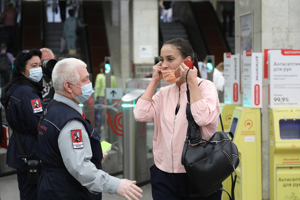 Проверка соблюдения масочно-перчаточного режима в Московском метрополитене