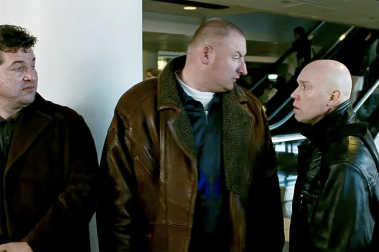 Кадр их фильма "Брат 2", где Виктор Багров встречает украинцев в аэропорту
