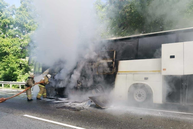 Пожарные тушат столкнувшиеся автобусы