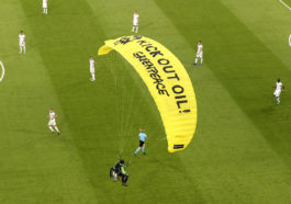 Активист Greenpeace, приземлившийся на футбольное поле перед началом матча Франция — Германия Чемпионата Европы по футболу