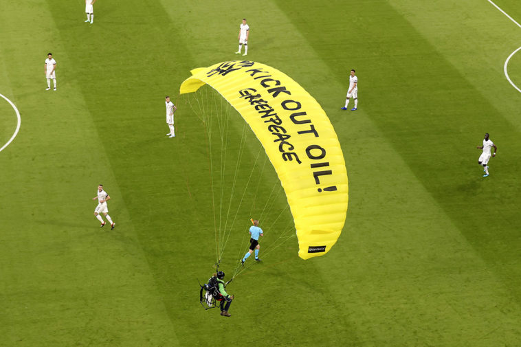 Активист Greenpeace, приземлившийся на футбольное поле перед началом матча Франция — Германия Чемпионата Европы по футболу