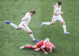 Артем Дзюба (в красном) проигрывает борьбу за мяч футболистам сборной Дании врешающей для России игре Чемпионата Европы по футболу