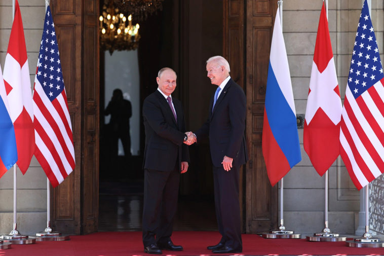 Владимир Путин и Джо Байден перед началом российско-американских переговоров в Женеве