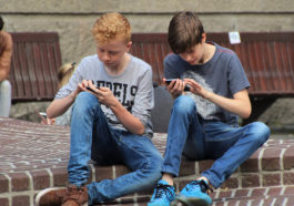 подростки мобильный телефон игры