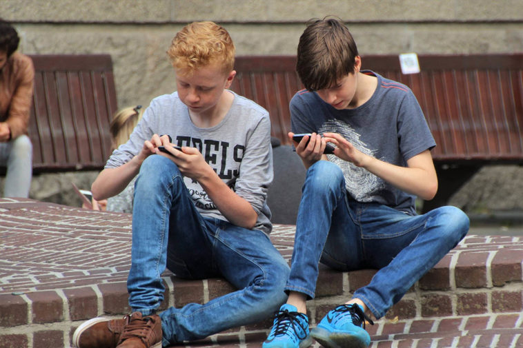 подростки мобильный телефон игры