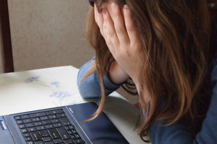 Деовчка плачет перед компьютером