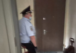 Полиция у двери квартиры журналистки «Проекта» Марии Жолобовой