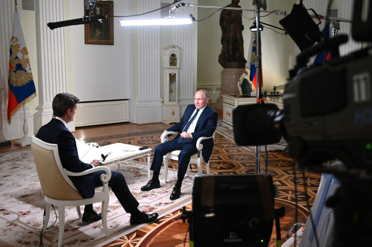 Владимир Путин дает интервью журналисту телеканала NBC Киру Симмонсу