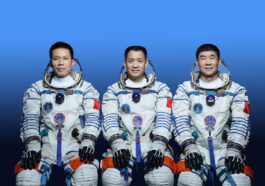 Экипаж коробля «Шэньчжоу-12»: Тан Хунбо, Не Хайшэн и Лю Бомин