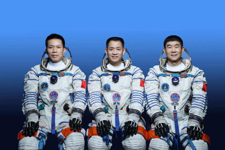 Экипаж коробля «Шэньчжоу-12»: Тан Хунбо, Не Хайшэн и Лю Бомин