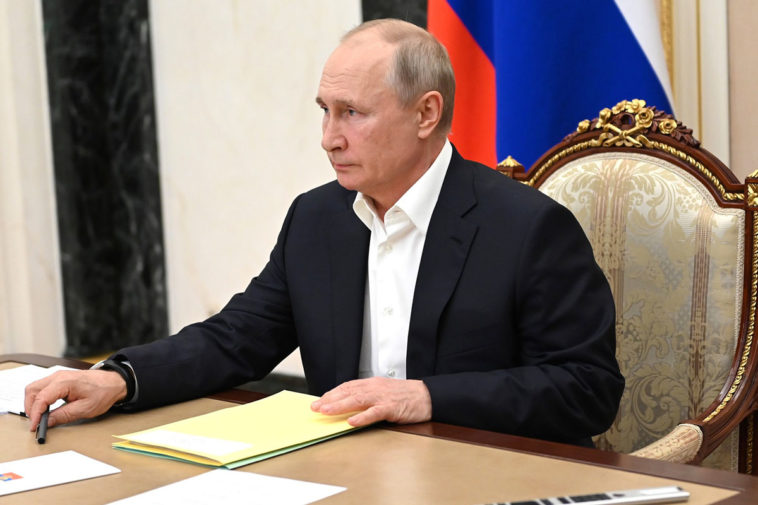 Владимир Путин готовится к «Прямой линии»