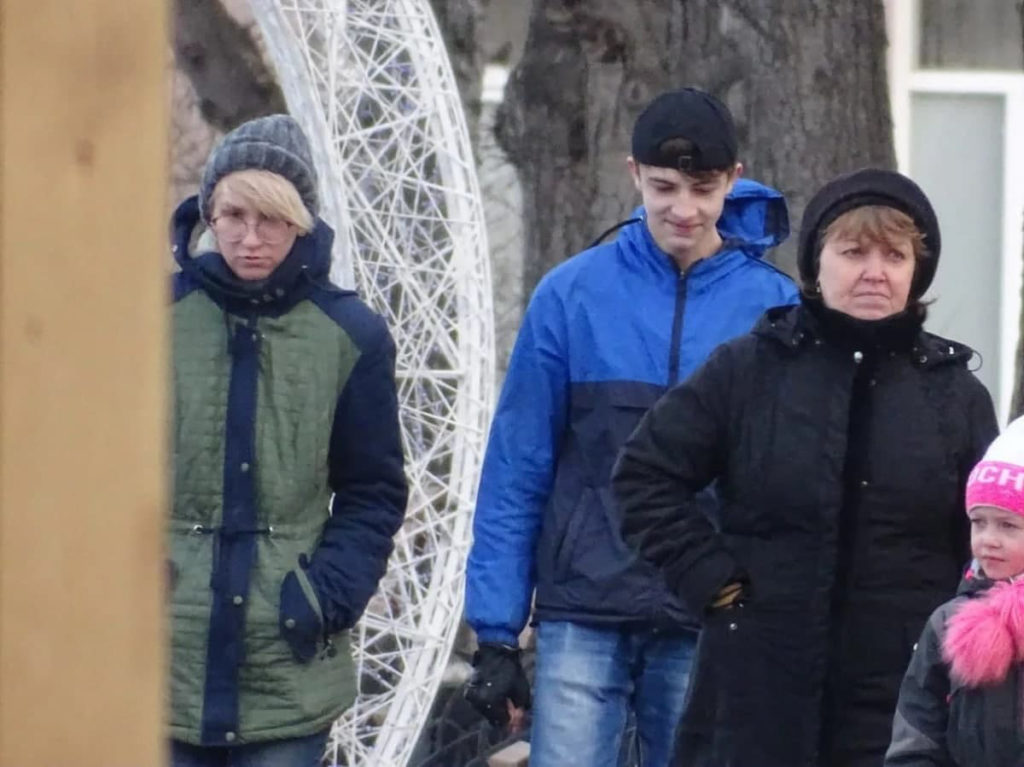 Игорь и "Лиза Аувинен" гуляют на Театральной площади в Саратове. Фото из материалов дела, предоставлено Натальей Ким