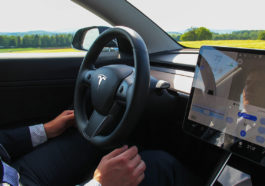 Автомобиль Tesla с функцией автопилота
