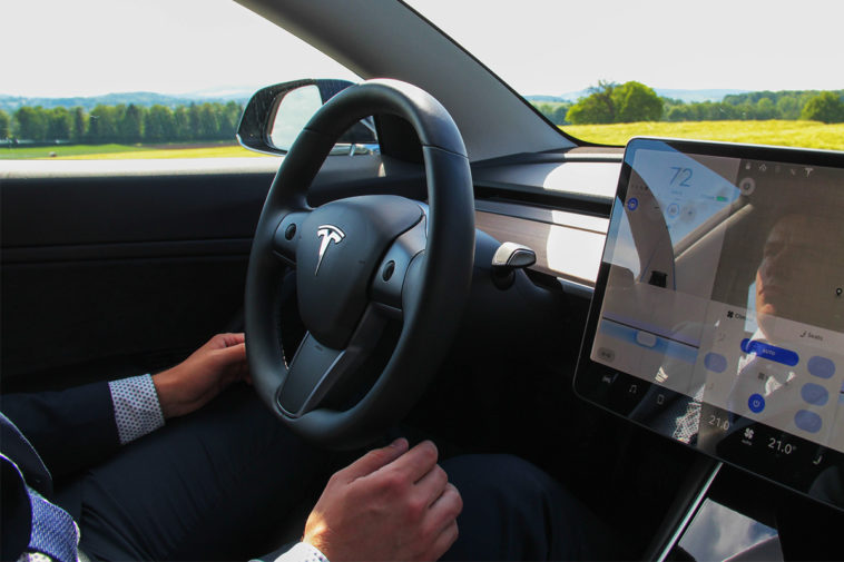 Автомобиль Tesla с функцией автопилота
