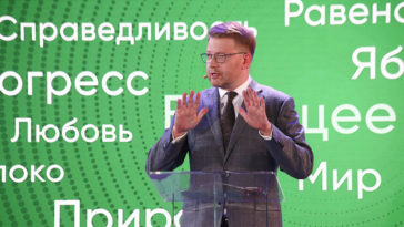 Николай Рыбаков во время съезда партии «Яблоко»