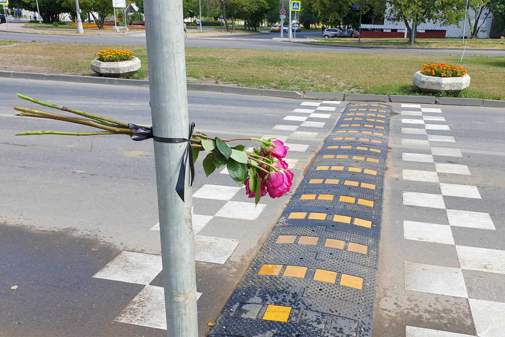 Цветы в память о погибших детях на месте ДТП на пешеходном переходе в столичном районе Солнцево