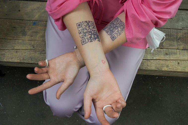 Временные татуировки с QR-кодом