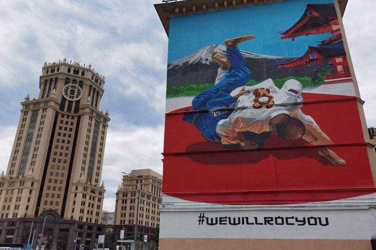 Граффити в поддержку российских спортсменов на Олимпиаде в Токио на стене дома в центре Москвы