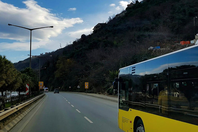 На Кубани туристический автобус съехал с дороги и перевернулся. Есть погибшие