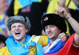 Болельщики с флагами России и Украины на стадионе