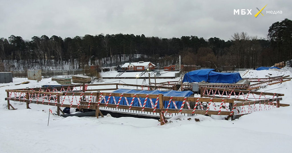 Подготовка к строительству моста. На заднем плане — пристань ФСО. Январь 2021 года. Фото: «МБХ медиа»