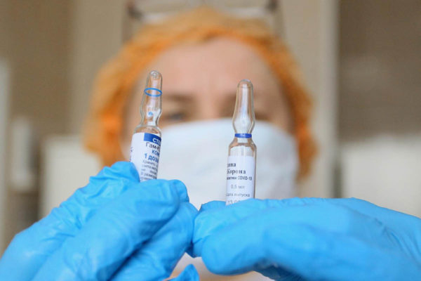 «В России все ровно наоборот». Вирусолог Константин Чумаков о разнице между вакцинами от COVID-19