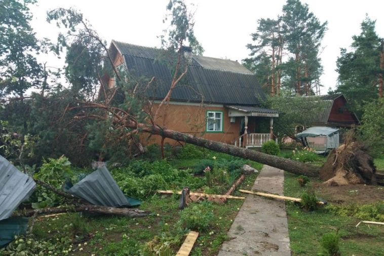 Последствия торнадо в Тверской области