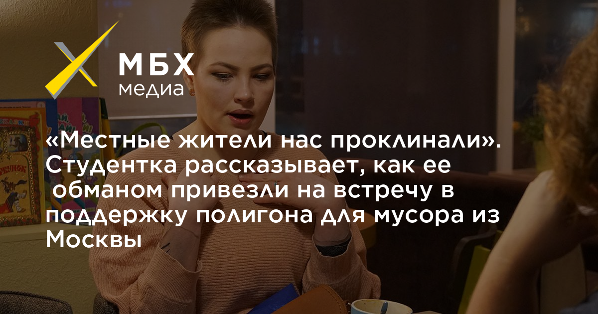 Студентка залезла под стол